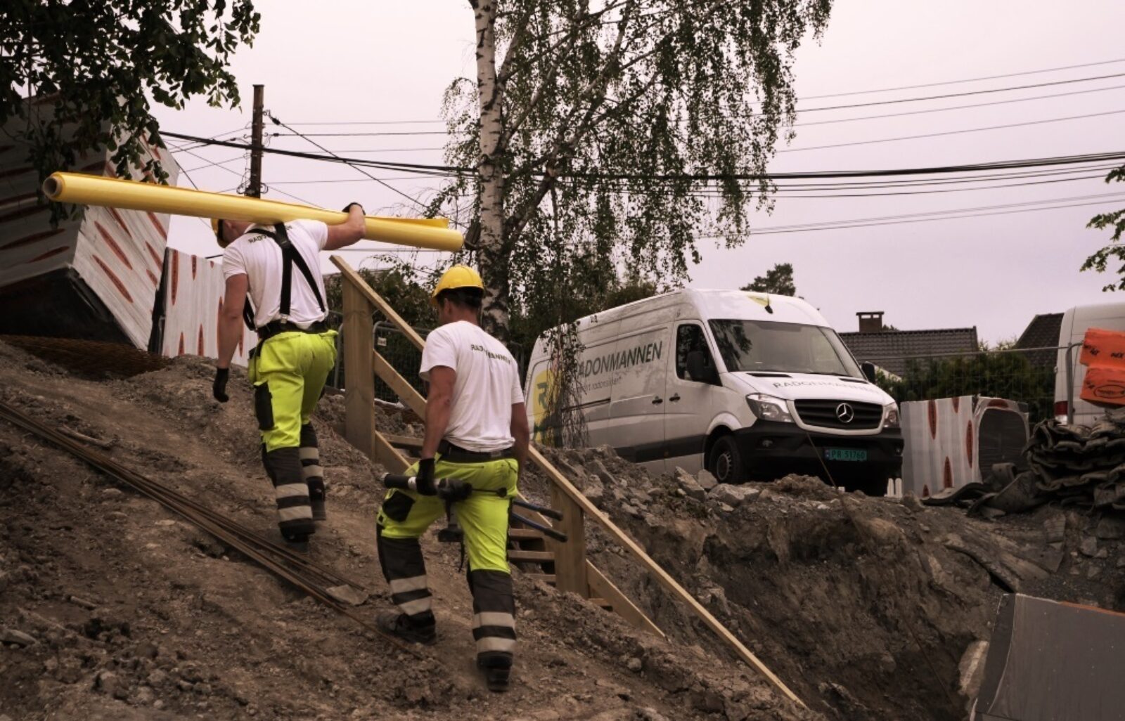 Membranarbeidere ferdig med radonsikring av et bygg.
