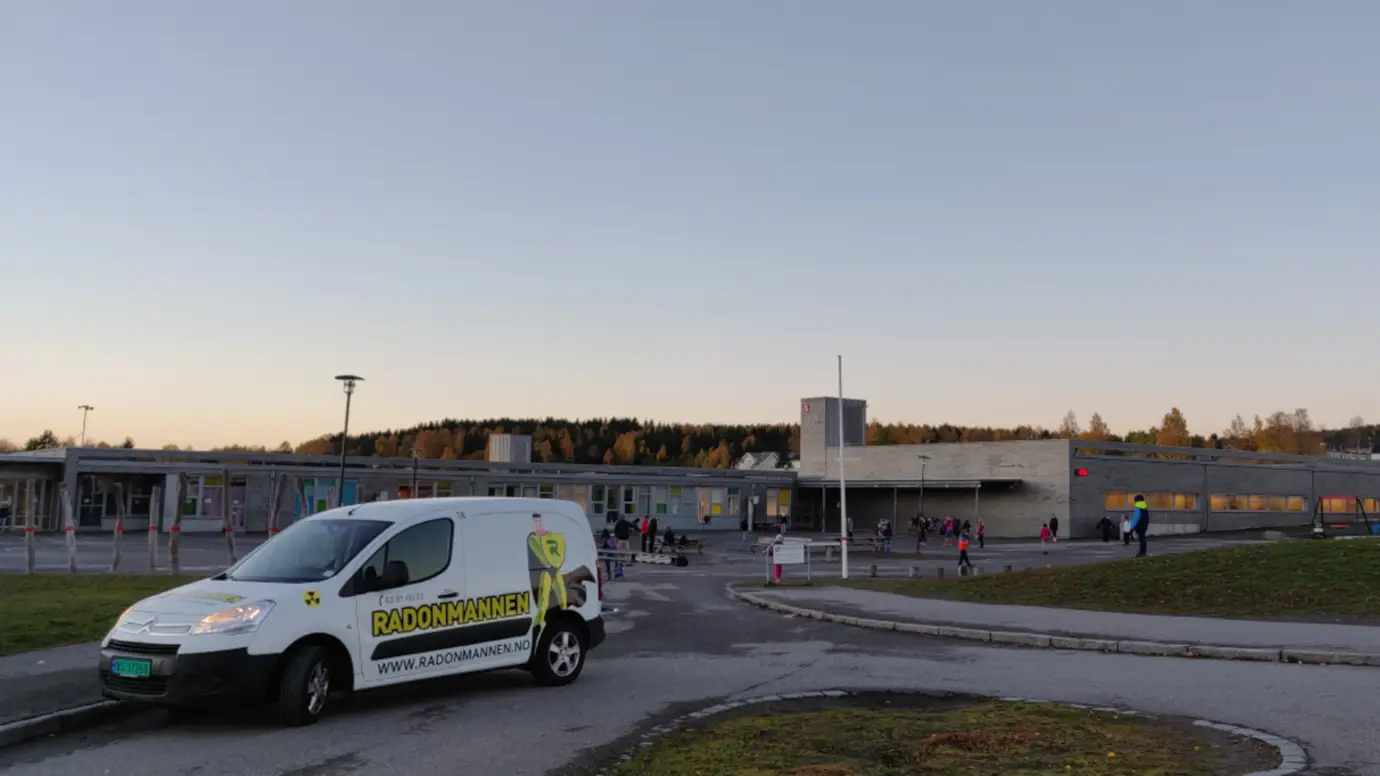 Radonreduserende tiltak skal iverksettes i barnehager, skoler mv. som er omfattet av forskrift 1. desember 1995 nr. 928 om miljørettet helsevern i skoler, barnehager mv. § 2, dersom radonnivået overstiger 100 Bq/m3 (tiltaksgrense). […] Radonnivået skal uansett ikke overstige grenseverdien på 200 Bq/m3 i slike bygninger og lokaler.