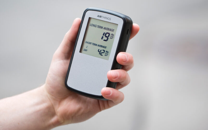 Corentium-Home-by-Airthings-in-hand-web-global