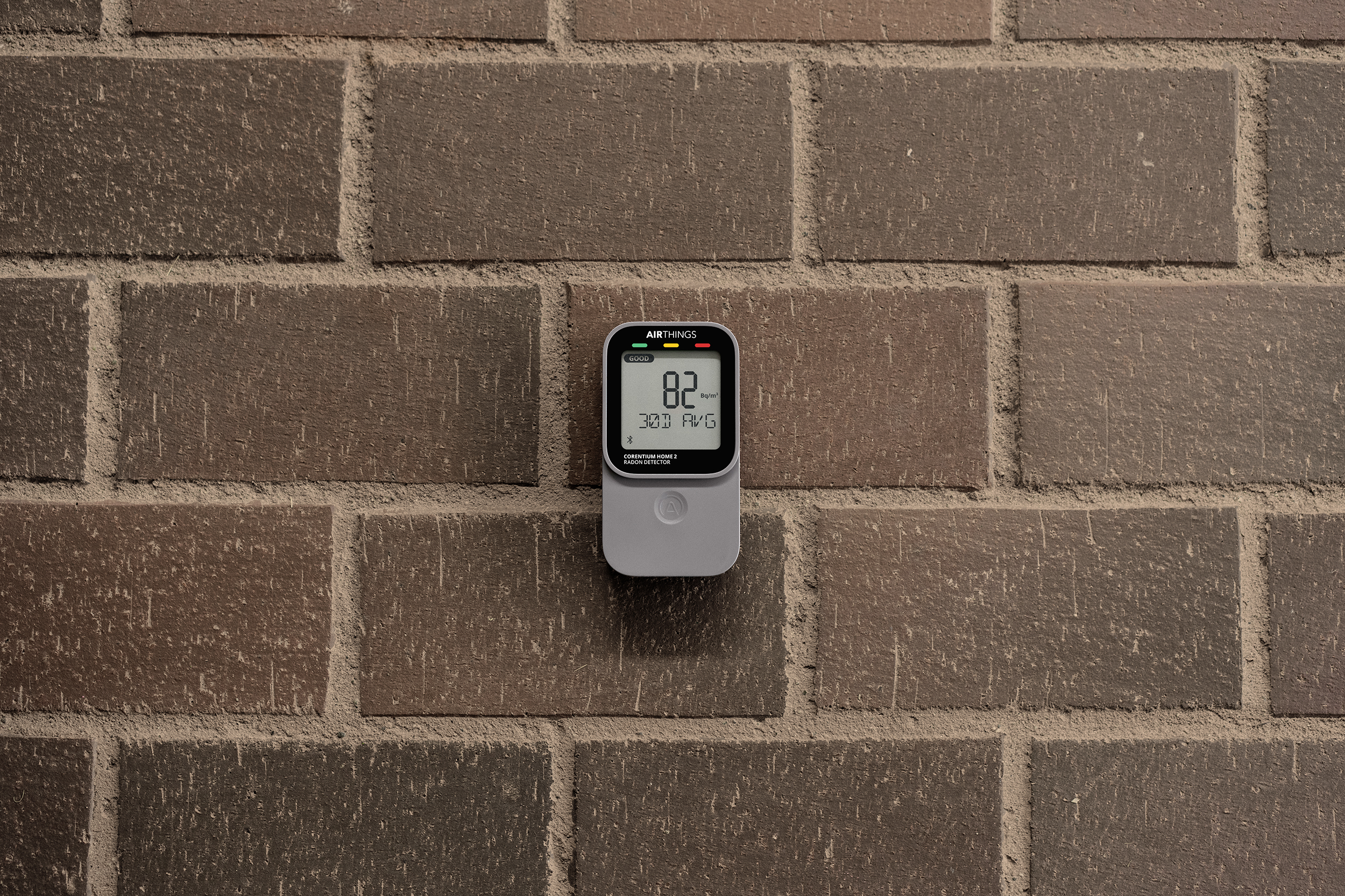 Airthings%20Corentium%20Home%202%20-%20Device%20on%20bricks%20-%20BEQ_WEB