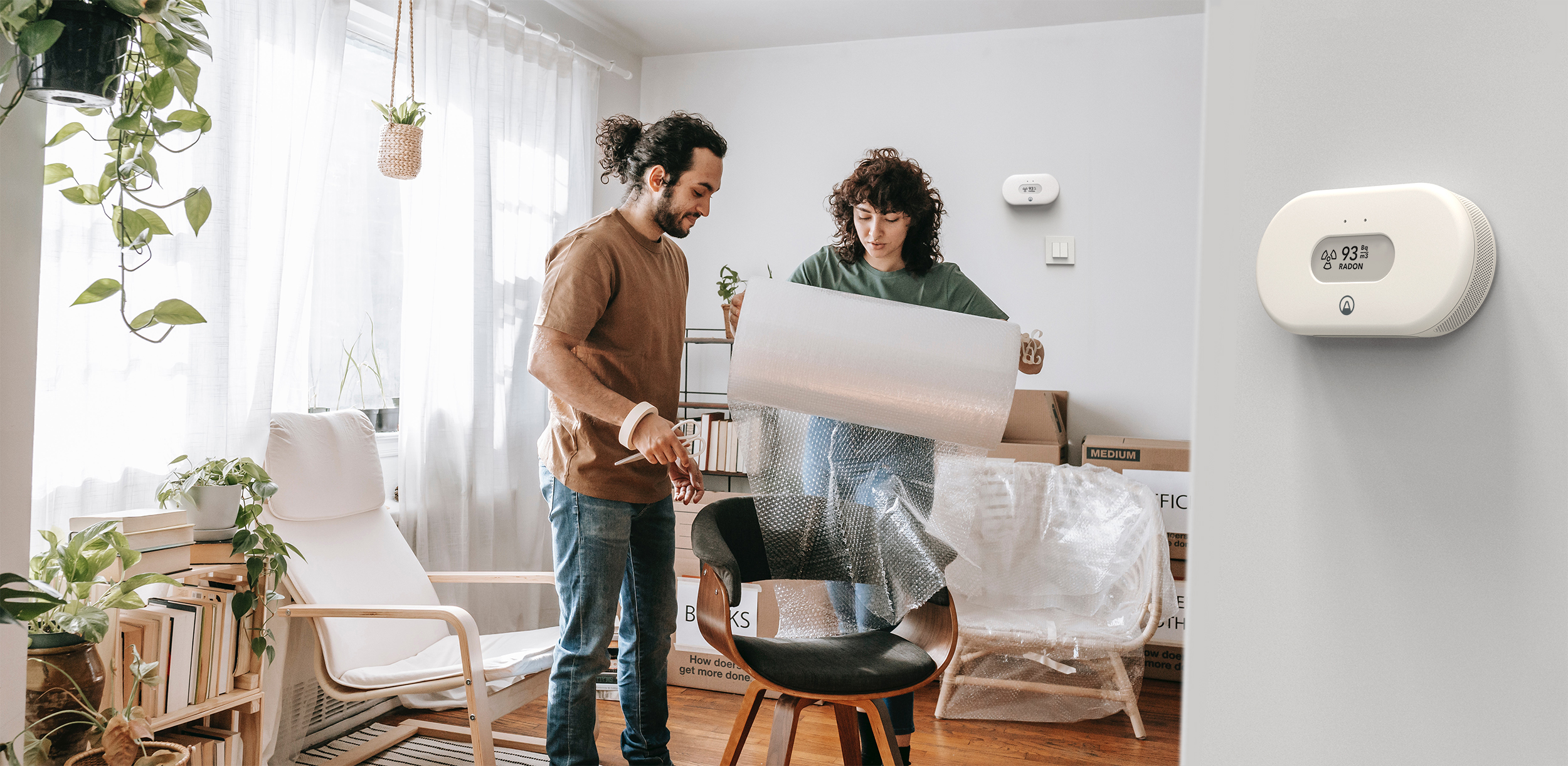 06%20-%20Airthings%20View%20Radon%20-%20Lifestyle%20Moving_product%20closeup_web
